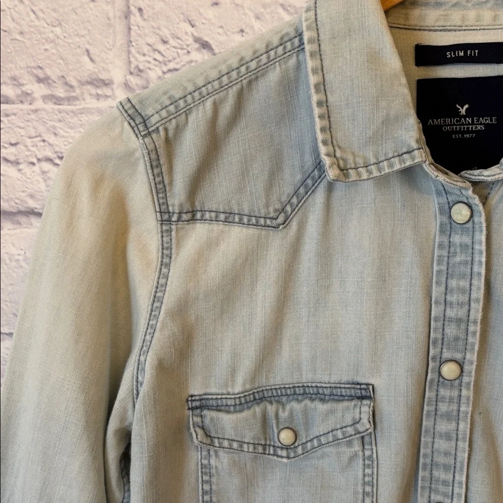 American Eagle Denim Button Down Shirt Long Sleeve Light Blue Slim Fit Small